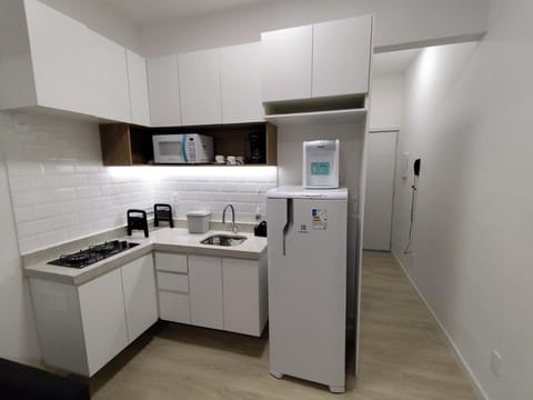 Coffee/tea facilities, Kitchen or kitchenette, stove