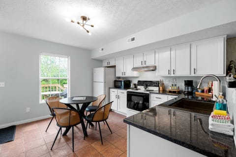 2 BR 1 & half Bath Retreat, Sleeps 7, only 3 Miles to Ark! Apartment in Williamstown