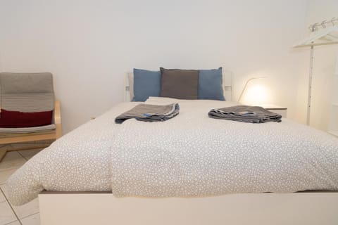 Bed, Photo of the whole room, Bedroom, towels