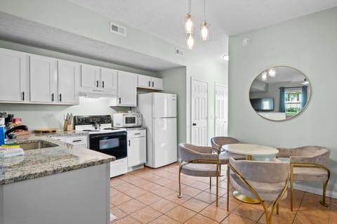 3BR Condo for 7 - Only 3 Miles to Ark Encounter! Apartment in Williamstown