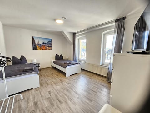 Bed, TV and multimedia, Bedroom