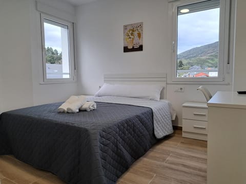 Bed, Bedroom, Mountain view, towels