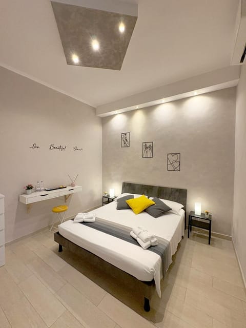 Photo of the whole room, towels
