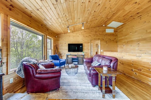 10 Mi to Waynesville Cabin with Hot Tub and Mtn Views Cabin in Tennessee