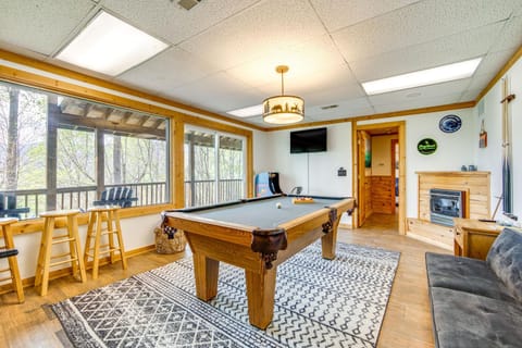 10 Mi to Waynesville Cabin with Hot Tub and Mtn Views Cabin in Tennessee