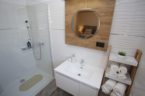 Shower, Bathroom, towels