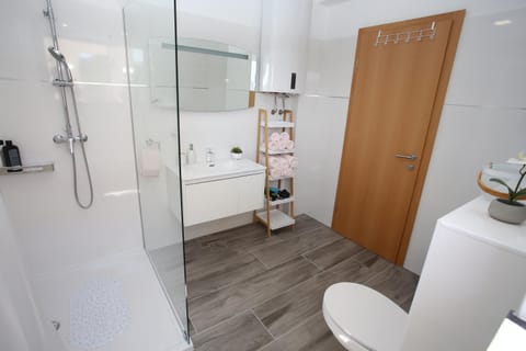 Shower, Toilet, Bathroom, towels