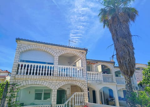 Property building, Patio, Facade/entrance, Balcony/Terrace, Seating area