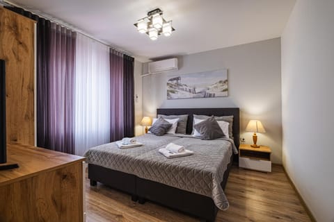 Bed, Photo of the whole room, Decorative detail, Bedroom, Family, towels