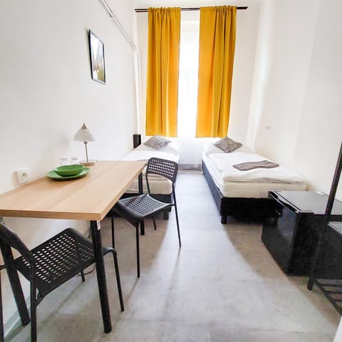 Bed, Photo of the whole room, Seating area, Dining area, Bedroom
