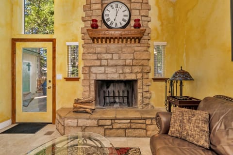 A Tuscan Adventure in California 3 BDR Sleeps 8 House in Shaver Lake