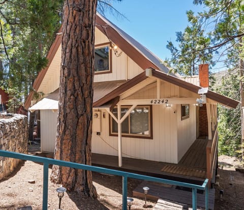 Cavu Cabin - A Classic Mountainside Escape Cabin in Shaver Lake