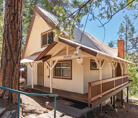Cavu Cabin - A Classic Mountainside Escape Cabin in Shaver Lake