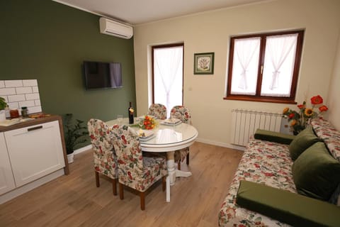 Kitchen or kitchenette, Living room, Seating area, Dining area