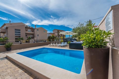 Swimming pool, Swimming pool