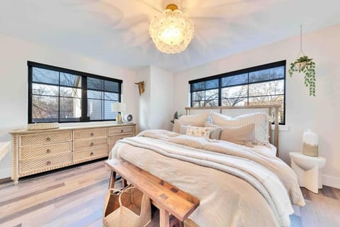 Designers Home near DT w Pool House in Zilker