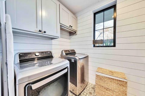 Designers Home near DT w Pool House in Zilker