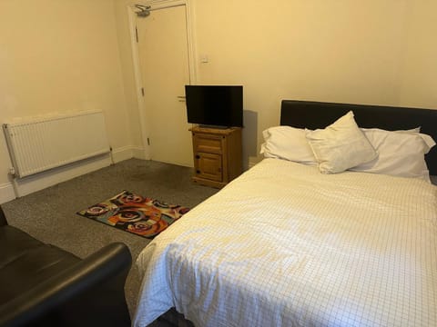 Smethwick Birmingham Cosy Spacious Bedroom - Free WiFi & Parking Apartment in Oldbury