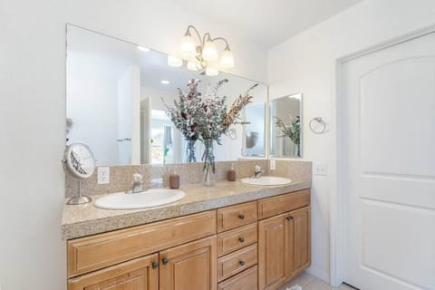 Casa Del Sol-Mountain View 3BR Home w Pool Hot Tub House in Joshua Tree