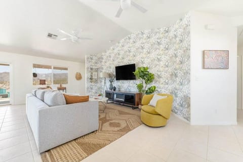 Casa Del Sol-Mountain View 3BR Home w Pool Hot Tub House in Joshua Tree