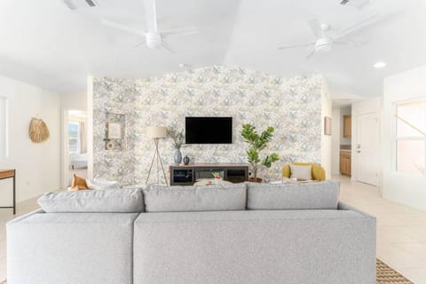 Casa Del Sol-Mountain View 3BR Home w Pool Hot Tub House in Joshua Tree