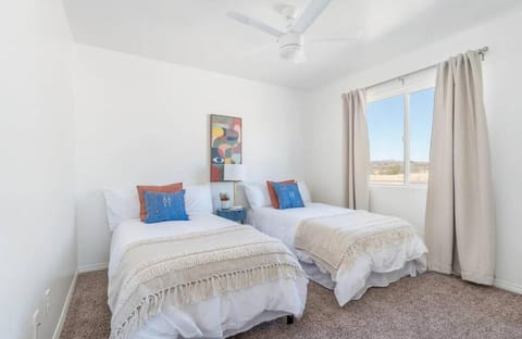 Casa Del Sol-Mountain View 3BR Home w Pool Hot Tub House in Joshua Tree