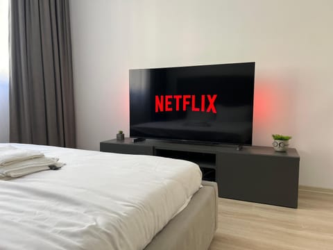 Communal lounge/ TV room, Bed, TV and multimedia, Bedroom