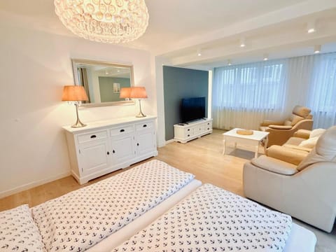 TV and multimedia, Living room, Seating area, Bedroom