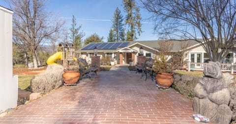 Awesome Views Game Room Hot Tub and More House in Oakhurst