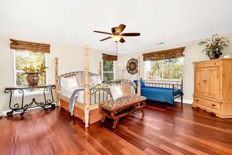 Awesome Views Game Room Hot Tub and More House in Oakhurst