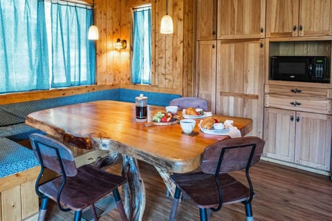 Red House - Minutes to Shaver Lake House in Shaver Lake