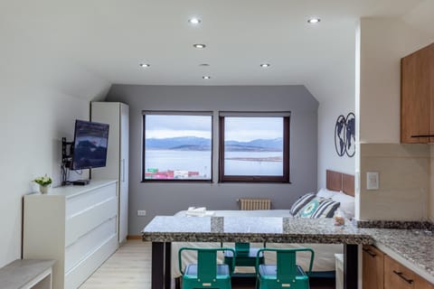 Natural landscape, TV and multimedia, Kitchen or kitchenette, Dining area, City view, Mountain view, Street view, Quiet street view, minibar, oven