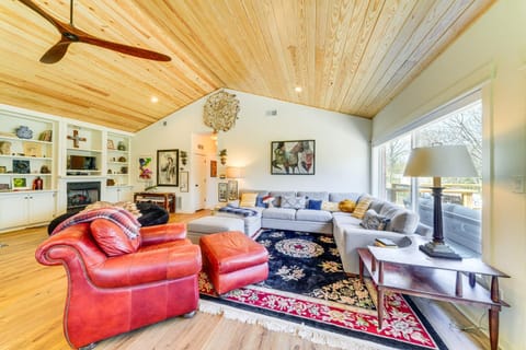 Hot Tub, Deck and Fire Pit Chic Louisville Home! House in Louisville