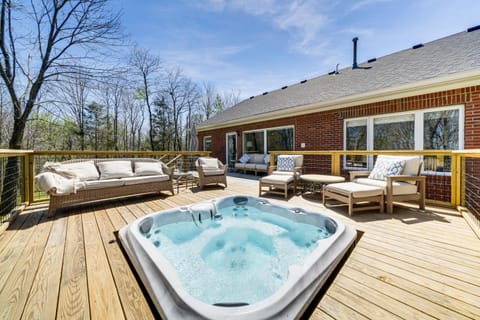 Hot Tub, Deck and Fire Pit Chic Louisville Home! House in Louisville