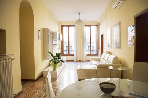 Day, Living room, Photo of the whole room, Seating area, Dining area, On site