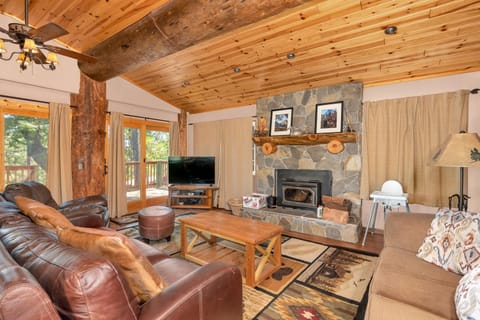 Immersed in Nature Manzanita Cabin with Hot Tub Cabin in Bass Lake