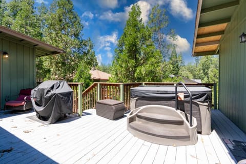Immersed in Nature Manzanita Cabin with Hot Tub Cabin in Bass Lake