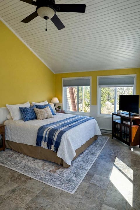 New Riverfront BYO Boat Game Room House in Bellaire