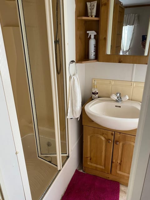 Lovely 2 bedroomed Caravan on Edwards Towyn House in Towyn