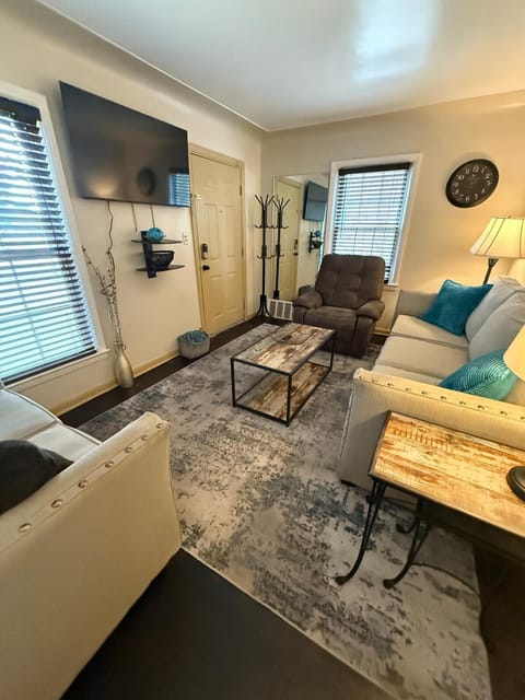 Communal lounge/ TV room, TV and multimedia, Living room, Seating area, Evening entertainment