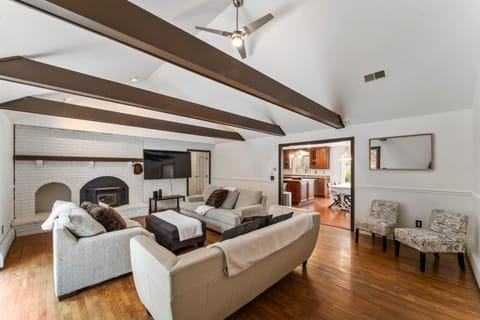 TV and multimedia, Living room, Seating area, Evening entertainment, fireplace