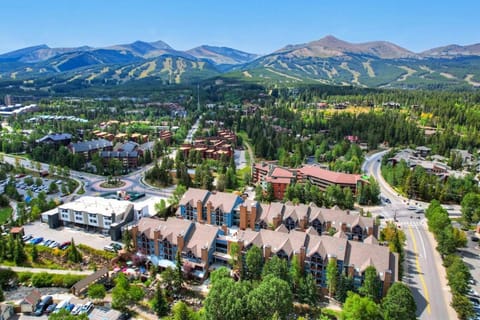 Neighbourhood, Natural landscape, Bird's eye view, City view, Mountain view, Street view