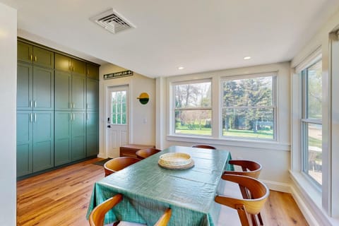 Thayer Beach Lakehouse House in Malletts Bay