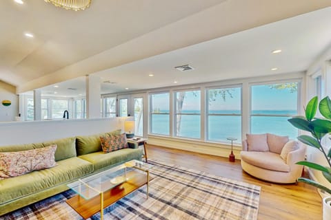 Thayer Beach Lakehouse House in Malletts Bay