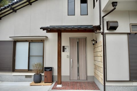 Property building, Facade/entrance, Day