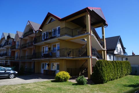 Property building, Day, Garden, Parking
