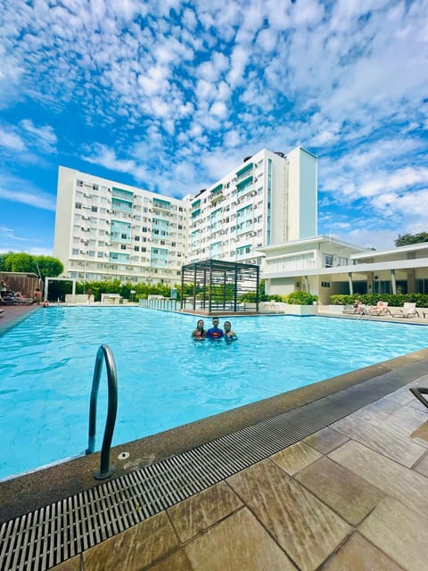 Property building, Day, Pool view, Swimming pool, sunbed