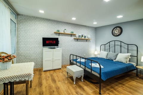 Bed, TV and multimedia, Photo of the whole room, Seating area, Bedroom, towels
