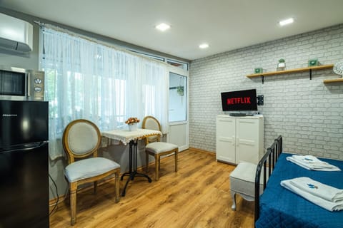 Bed, TV and multimedia, Photo of the whole room, Seating area, Dining area, Bedroom, microwave, towels