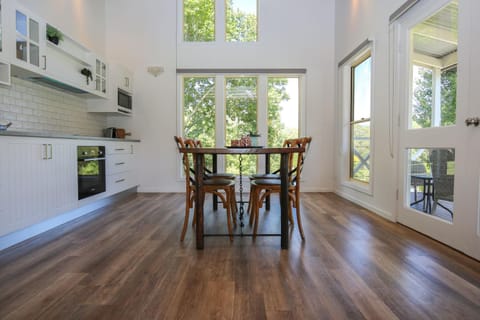 Coffee/tea facilities, Kitchen or kitchenette, Seating area, Dining area, heating, microwave, stove, air conditioner
